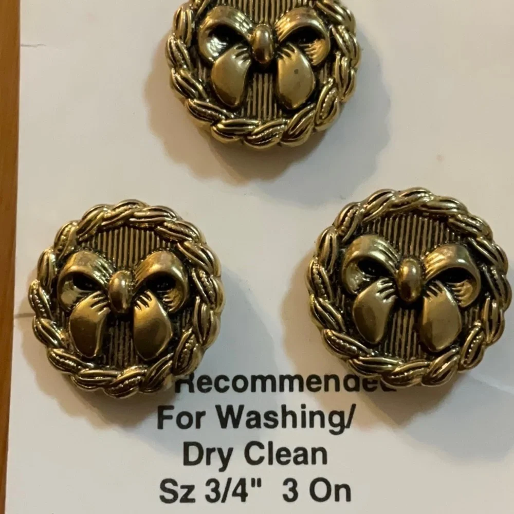La.petite Buttons 4 Cards 12 Buttons Antique Gold 3/4” Bow in Circle